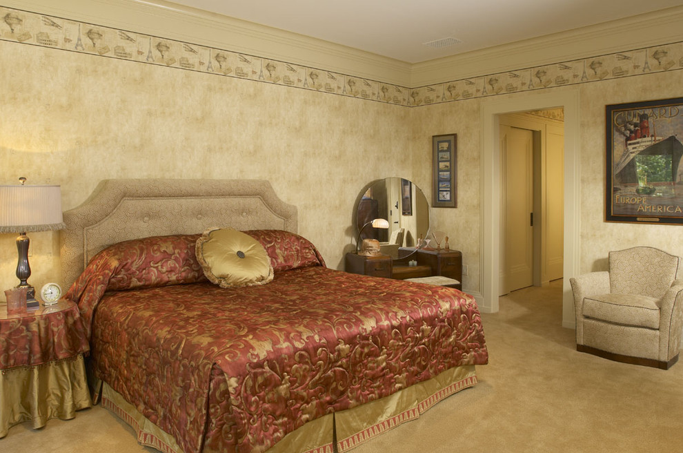ワシントンD.C.にある広いトラディショナルスタイルのおしゃれな客用寝室 (ベージュの壁、カーペット敷き)