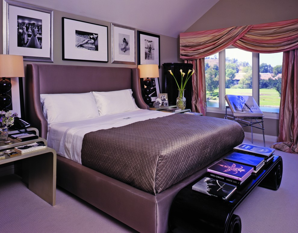 Cette image montre une chambre avec moquette design avec un mur gris et un sol violet.
