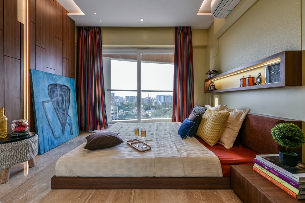 Стильный дизайн: спальня в современном стиле с бежевыми стенами и бежевым полом - последний тренд