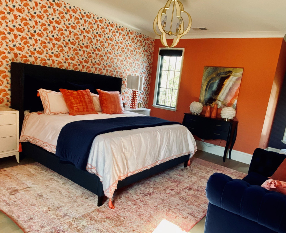 Modelo de habitación de invitados minimalista grande con paredes rosas, suelo de madera clara, suelo multicolor y papel pintado