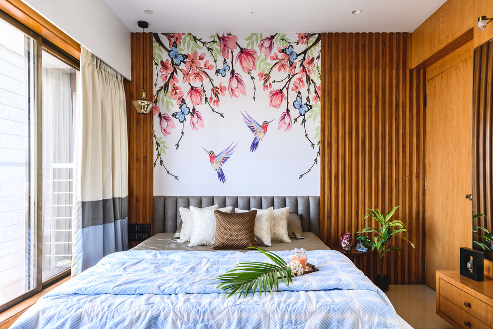 Immagine di una camera da letto minimal con pareti marroni e pavimento beige
