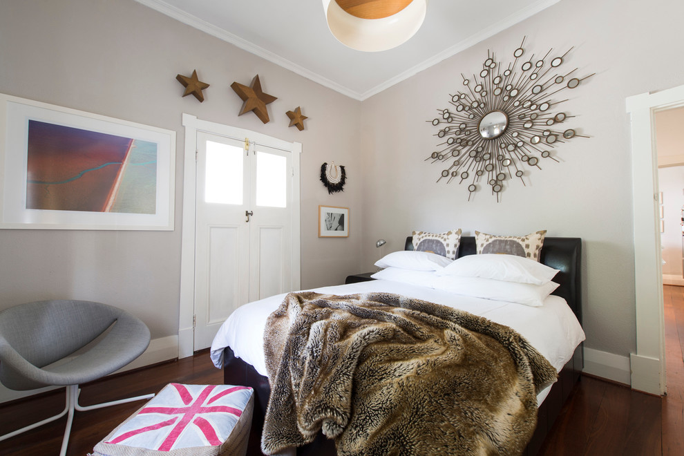パースにある小さなモダンスタイルのおしゃれな寝室 (ベージュの壁、濃色無垢フローリング、茶色い床)