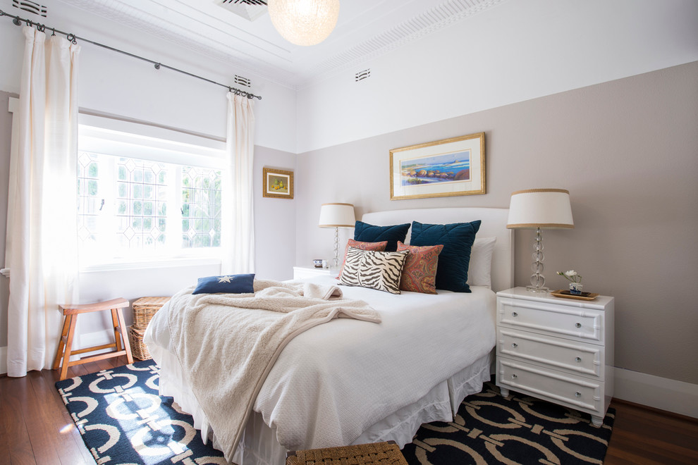 パースにある中くらいなトランジショナルスタイルのおしゃれな客用寝室 (グレーの壁、無垢フローリング、茶色い床、照明、グレーとブラウン) のインテリア