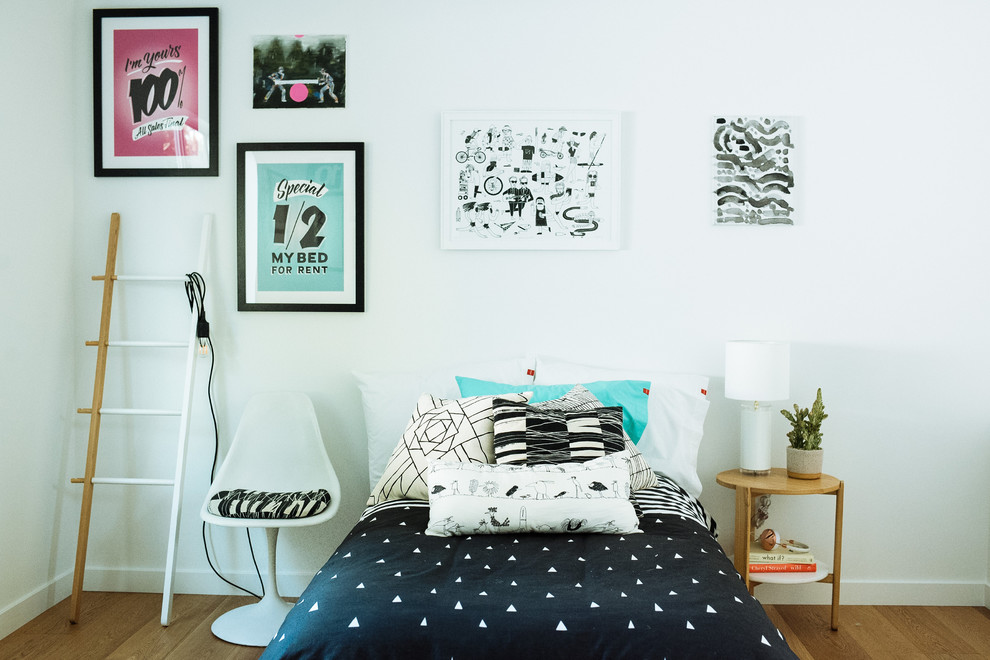 Diseño de dormitorio nórdico con paredes blancas y suelo de madera en tonos medios