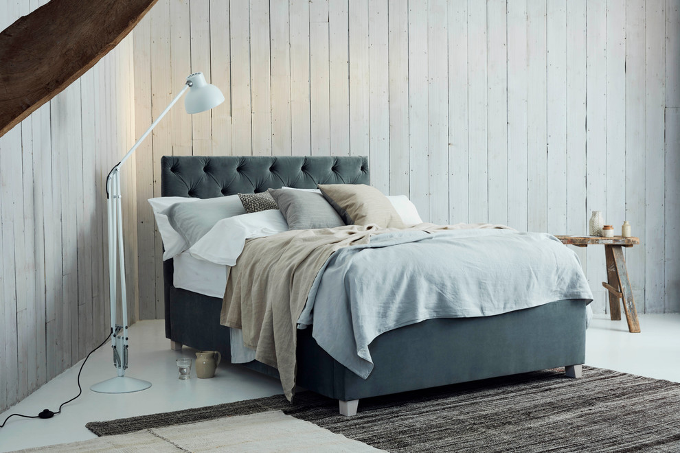 Свежая идея для дизайна: большая хозяйская спальня в стиле рустика с белыми стенами и деревянным полом без камина - отличное фото интерьера