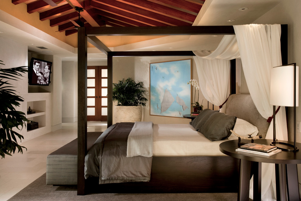 Пример оригинального дизайна: спальня в современном стиле с бежевыми стенами и телевизором