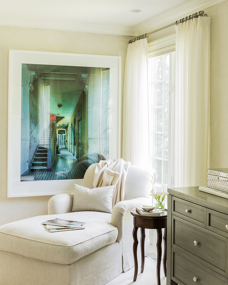 Diseño de dormitorio principal clásico renovado de tamaño medio con paredes grises, moqueta y suelo beige