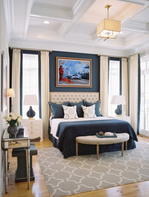 Пример оригинального дизайна: гостевая спальня среднего размера, (комната для гостей) в стиле неоклассика (современная классика) с серыми стенами и полом из фанеры
