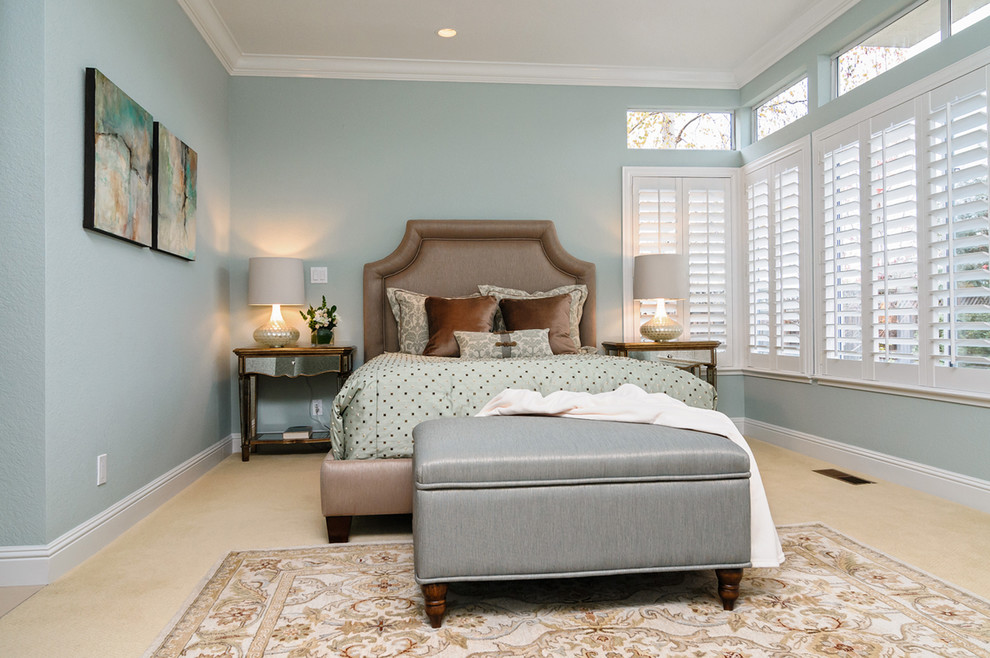 Свежая идея для дизайна: спальня в стиле неоклассика (современная классика) с синими стенами - отличное фото интерьера