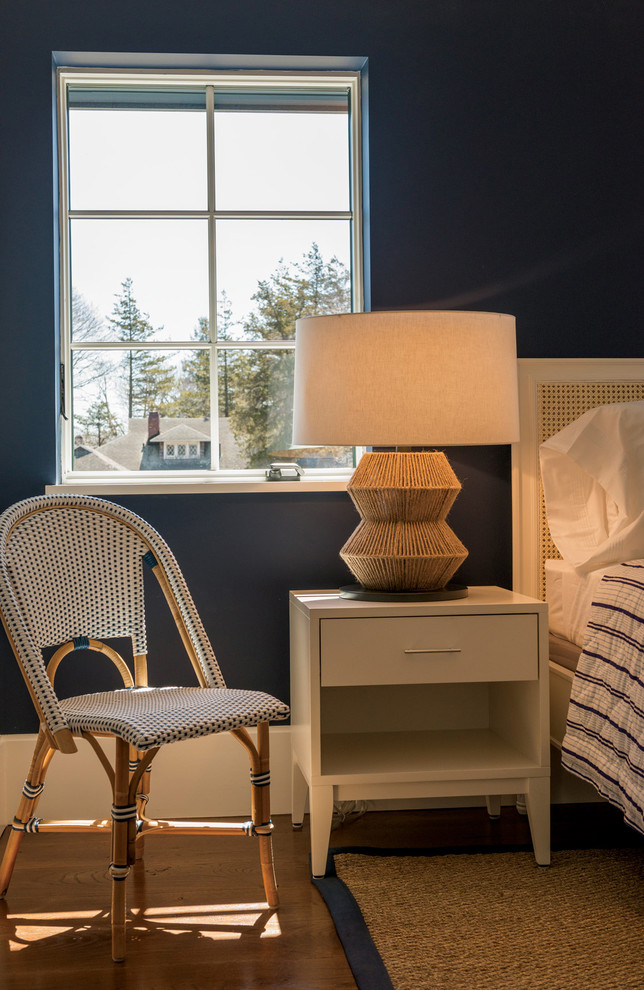 На фото: гостевая спальня среднего размера, (комната для гостей) в стиле неоклассика (современная классика) с синими стенами и паркетным полом среднего тона с