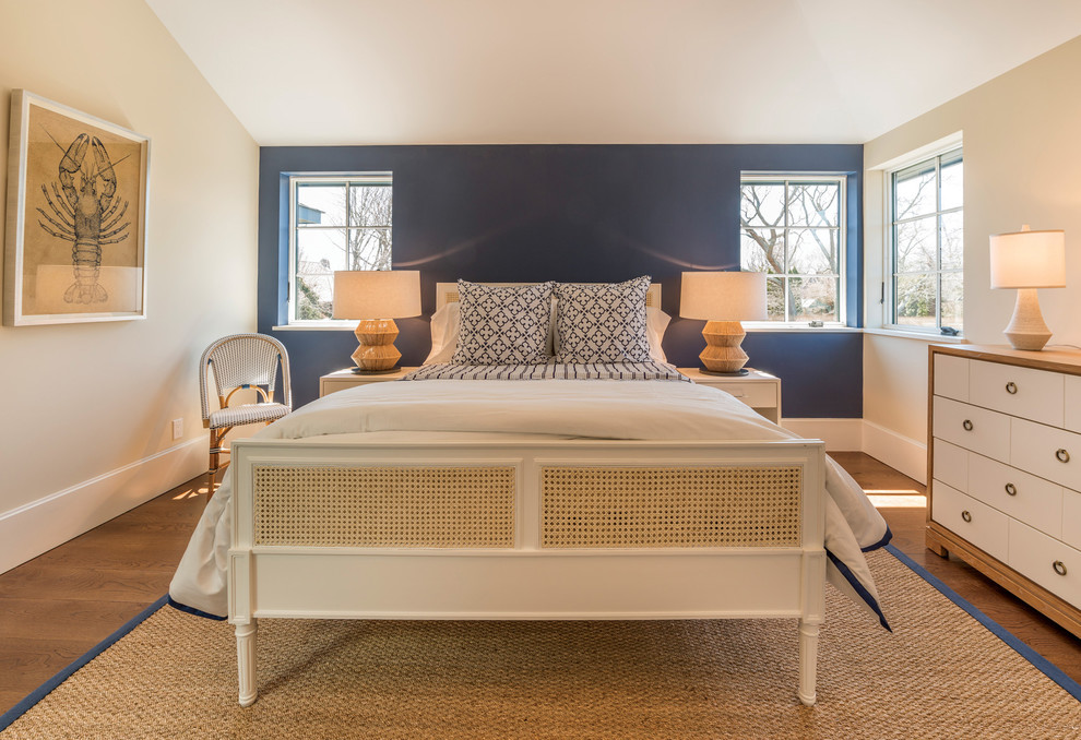 Immagine di una camera degli ospiti tradizionale di medie dimensioni con pareti blu e pavimento in legno massello medio