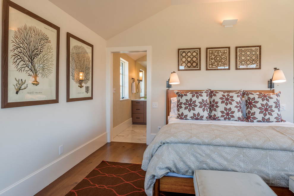 Foto de dormitorio principal tradicional renovado de tamaño medio con paredes beige y suelo de madera en tonos medios
