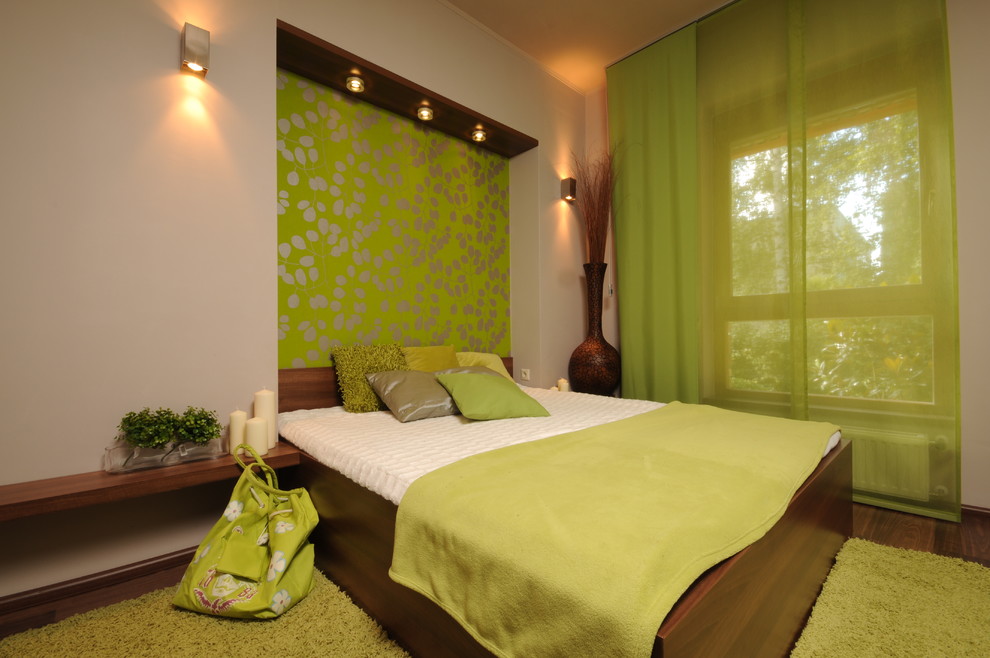 Immagine di una camera da letto design con pareti verdi e pavimento verde