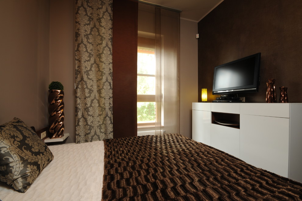 Exempel på ett modernt sovrum, med bruna väggar
