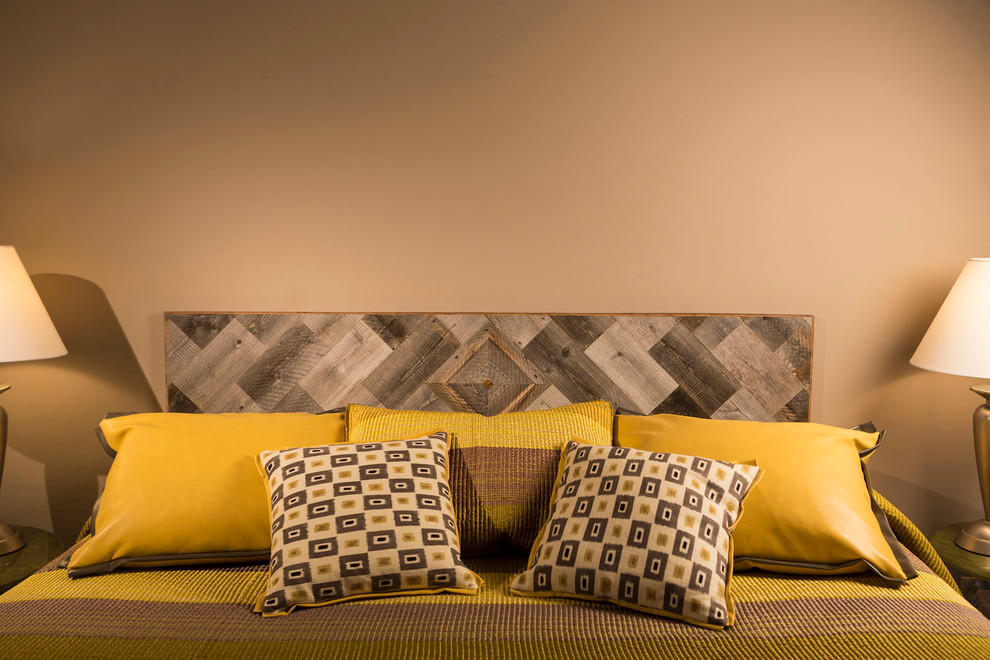 На фото: гостевая спальня среднего размера, (комната для гостей) в стиле рустика с желтыми стенами и ковровым покрытием с