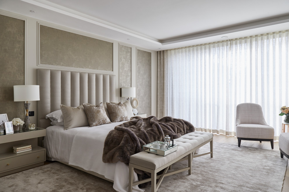 ロンドンにあるトランジショナルスタイルのおしゃれな寝室 (ベージュの壁、淡色無垢フローリング、暖炉なし、ベージュの床)