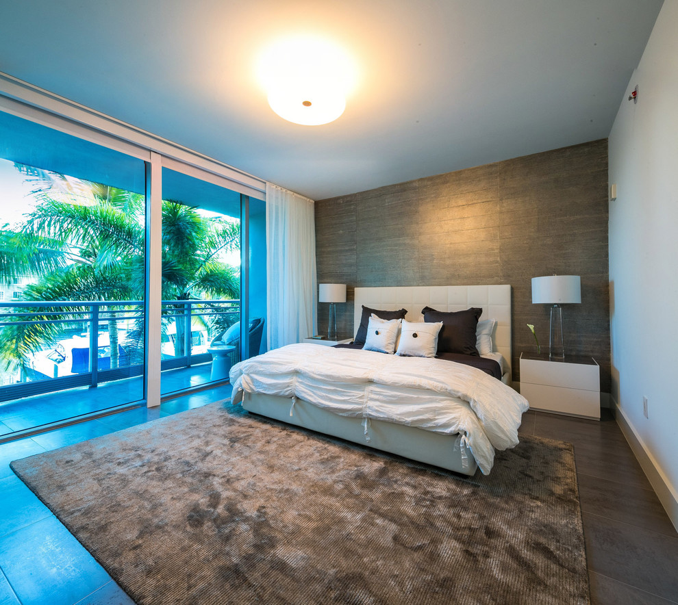 Diseño de dormitorio principal moderno con paredes grises y suelo de baldosas de porcelana