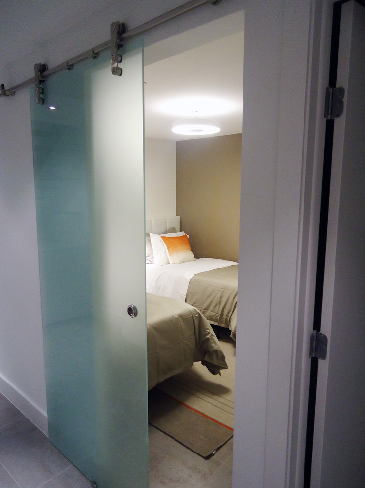 Idee per una camera degli ospiti minimalista con pareti beige e pavimento in gres porcellanato