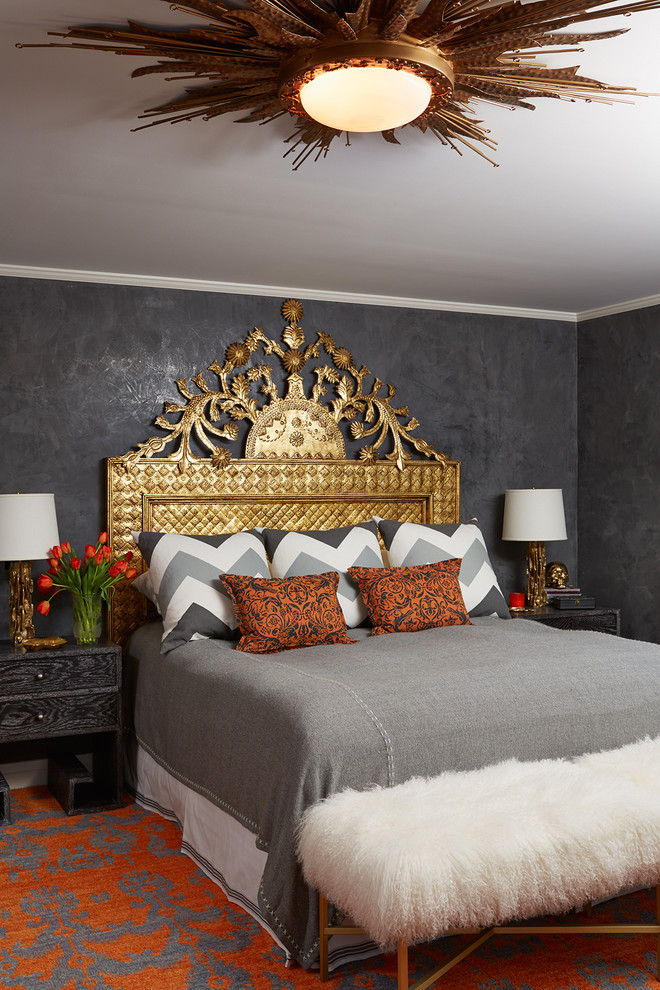 На фото: большая хозяйская спальня в современном стиле с серыми стенами и темным паркетным полом с