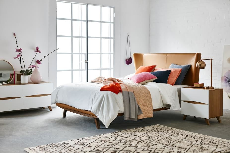 アデレードにある広い北欧スタイルのおしゃれな主寝室 (白い壁、カーペット敷き、グレーの床) のレイアウト