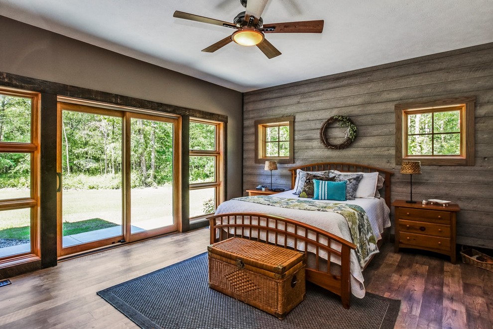 Foto de dormitorio principal rural de tamaño medio con paredes grises, suelo vinílico y suelo marrón