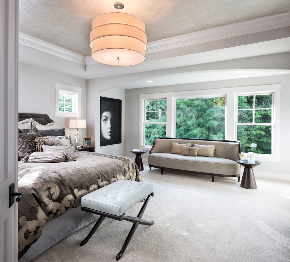ミネアポリスにある広いトランジショナルスタイルのおしゃれな主寝室 (グレーの壁、カーペット敷き、暖炉なし、白い床) のレイアウト