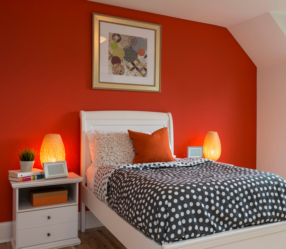 Пример оригинального дизайна: спальня в классическом стиле с оранжевыми стенами и паркетным полом среднего тона без камина
