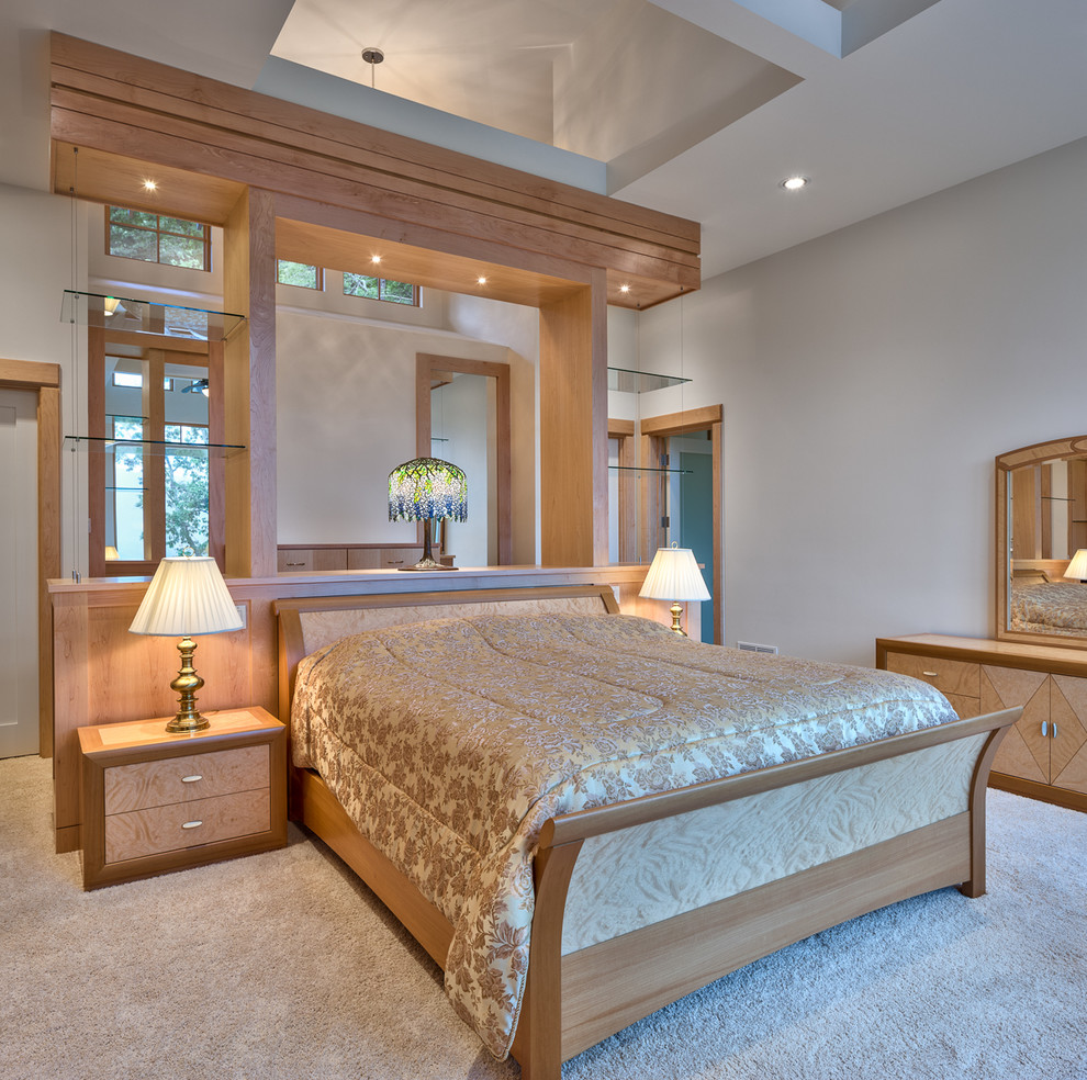 Modernes Schlafzimmer ohne Kamin mit weißer Wandfarbe und Teppichboden in Sonstige