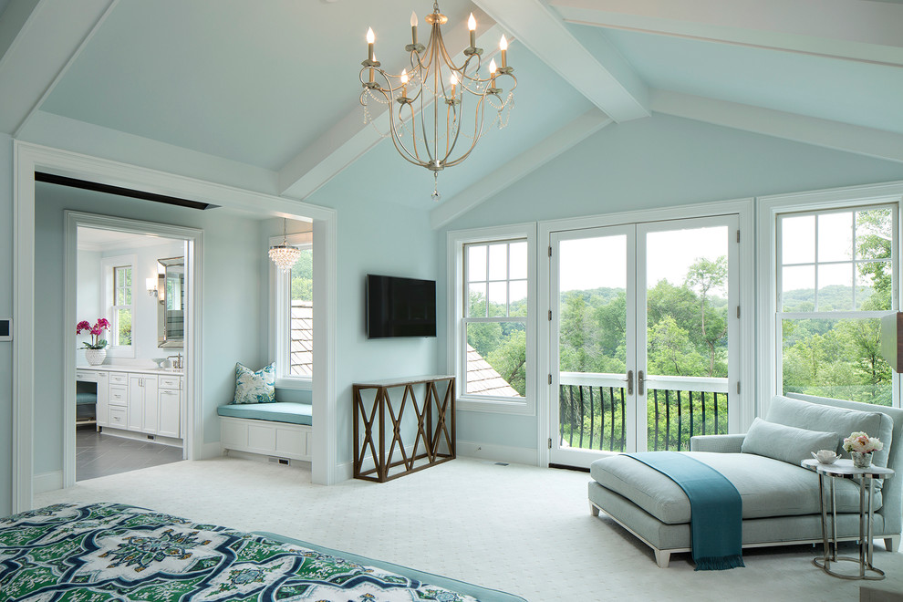 Идея дизайна: хозяйская спальня в морском стиле с синими стенами и ковровым покрытием