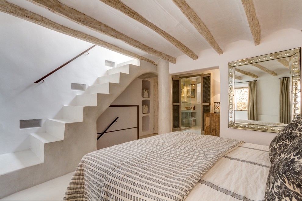 Diseño de dormitorio principal mediterráneo de tamaño medio con paredes blancas y suelo blanco