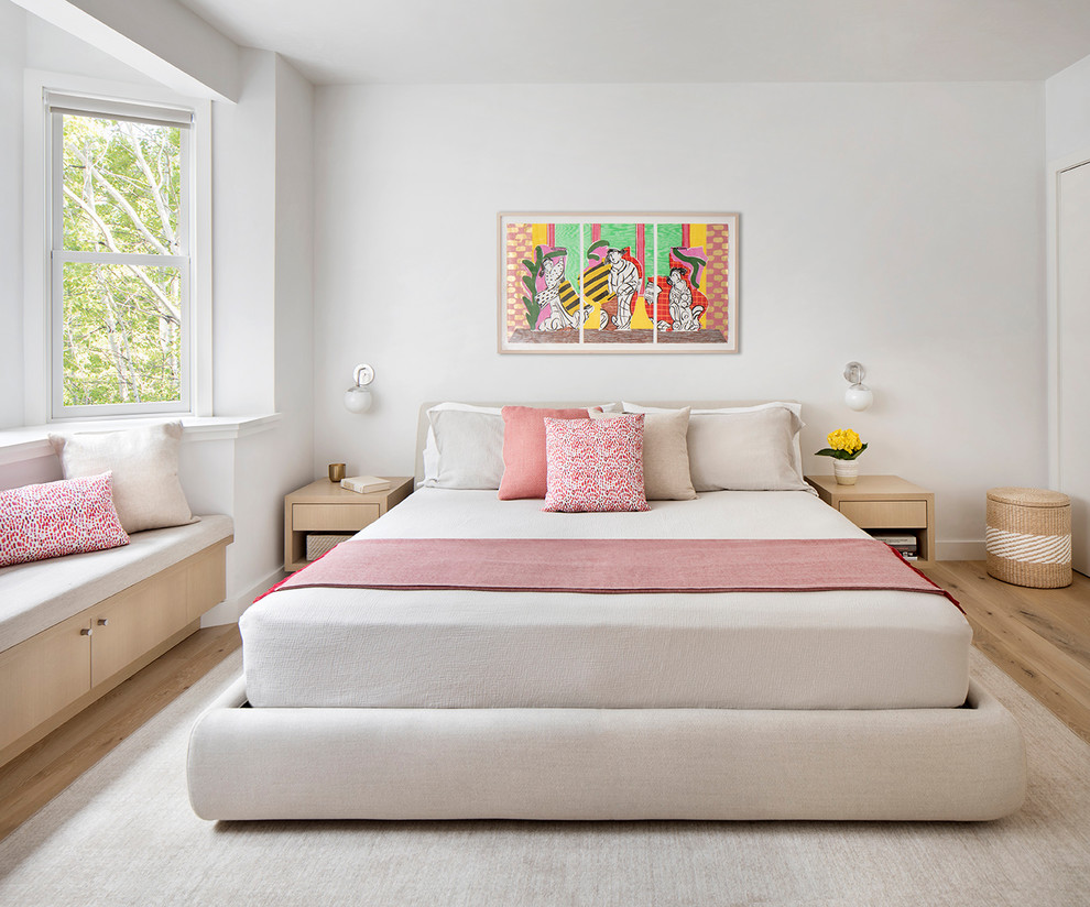 Источник вдохновения для домашнего уюта: хозяйская спальня в скандинавском стиле с серыми стенами и светлым паркетным полом без камина