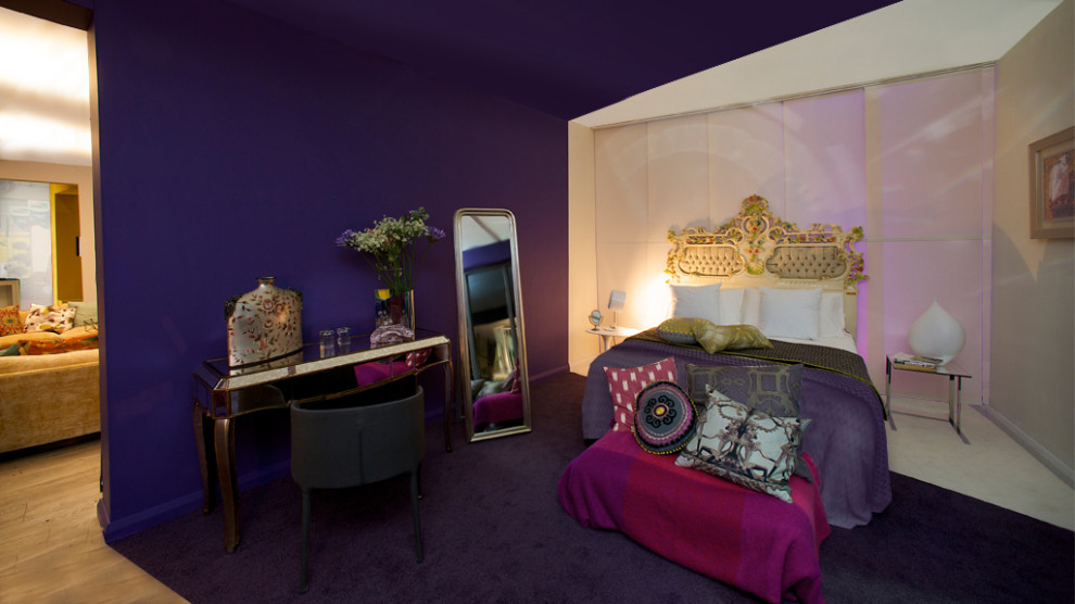 Идея дизайна: хозяйская спальня в стиле фьюжн с фиолетовыми стенами, ковровым покрытием, фиолетовым полом, многоуровневым потолком и обоями на стенах