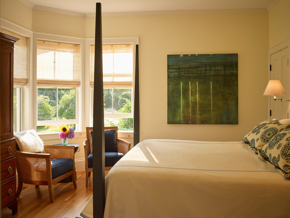 Immagine di una camera degli ospiti stile marino con pareti gialle, parquet chiaro e nessun camino