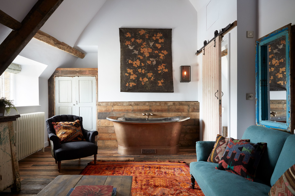 Mittelgroßes Country Schlafzimmer mit weißer Wandfarbe, braunem Boden und dunklem Holzboden in London
