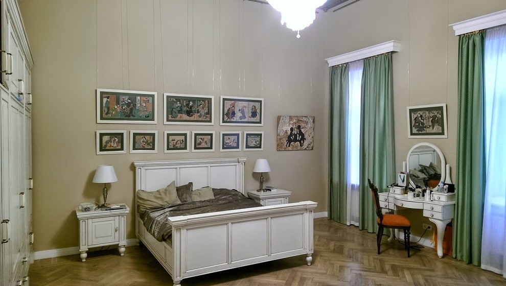 Ejemplo de dormitorio principal ecléctico grande con paredes beige y suelo de madera pintada