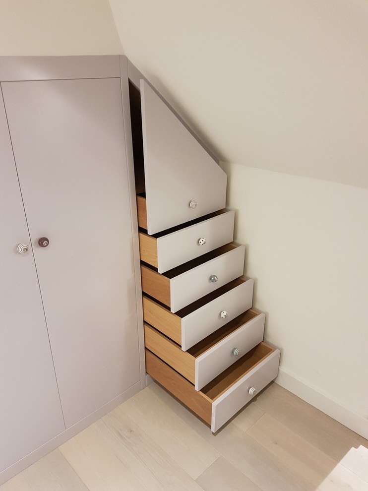 Artist's Bedroom External drawer unit Modern Schlafzimmer