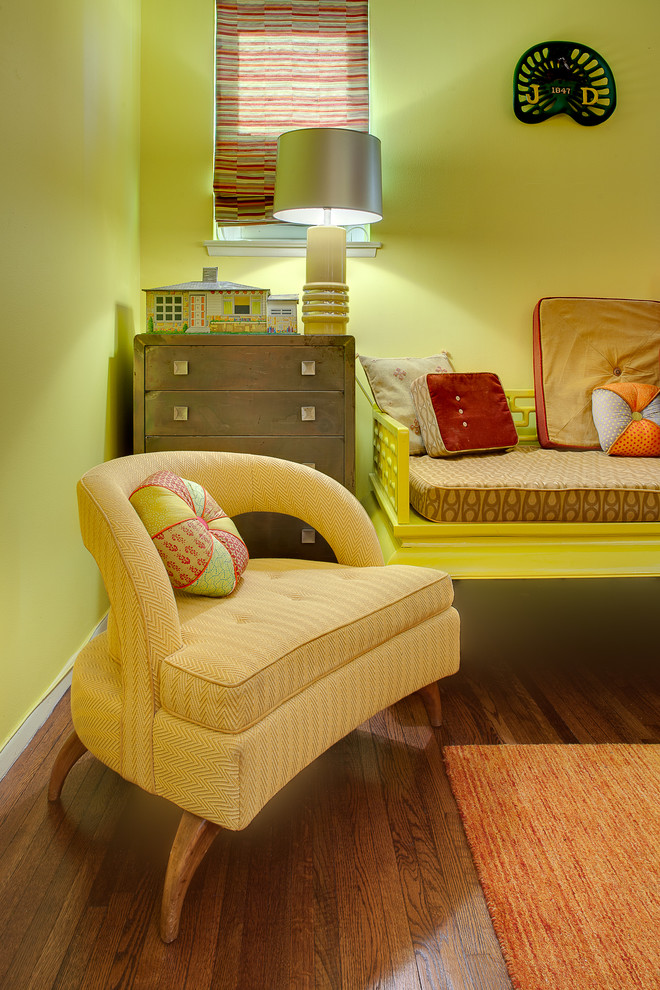 Ispirazione per una piccola camera da letto bohémian con pareti gialle, pavimento in legno massello medio e nessun camino