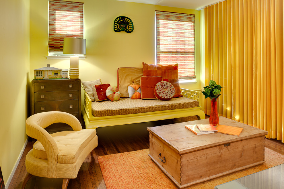Esempio di una piccola camera da letto stile loft boho chic con pareti gialle, pavimento in legno massello medio e nessun camino