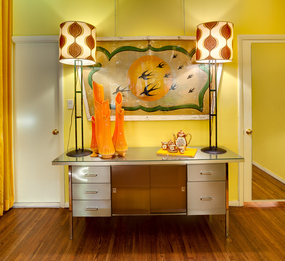 ニューヨークにある小さなエクレクティックスタイルのおしゃれなロフト寝室 (黄色い壁、無垢フローリング、暖炉なし)