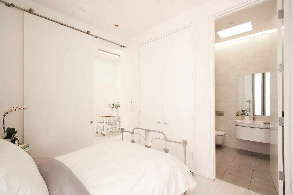 Foto de dormitorio principal moderno de tamaño medio sin chimenea con paredes blancas y suelo de madera pintada