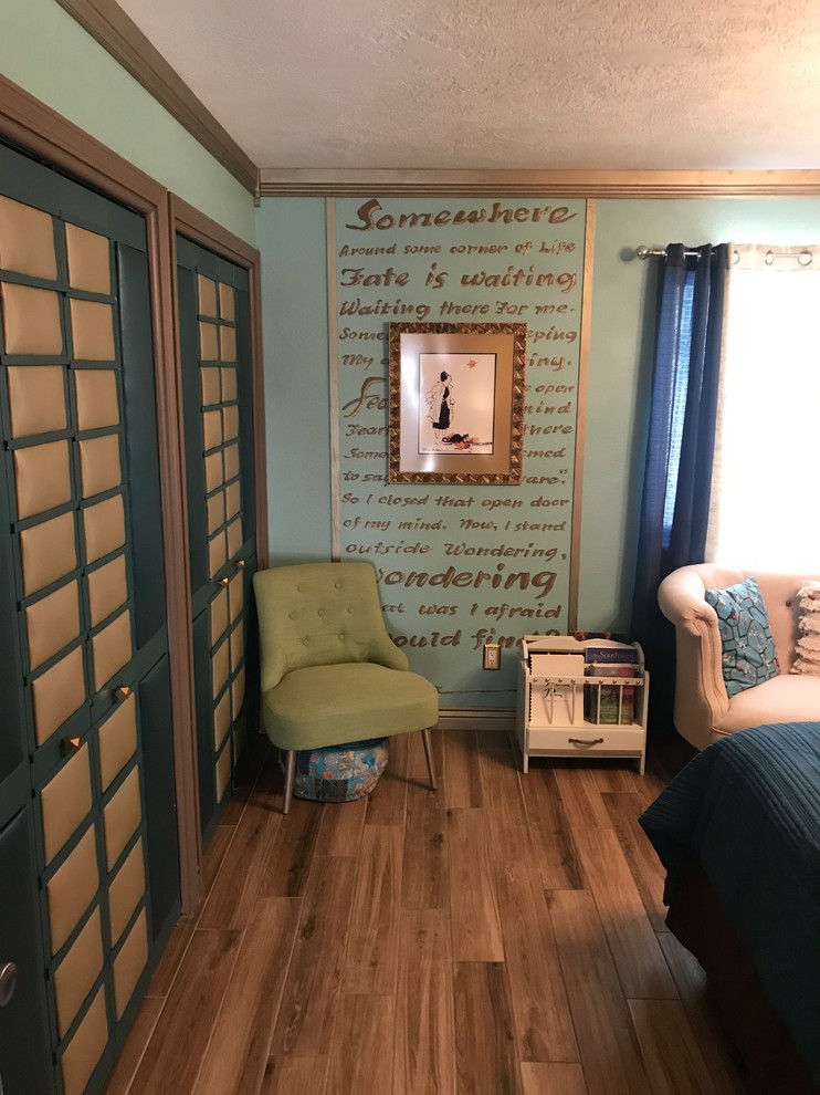 Foto de dormitorio principal clásico renovado grande sin chimenea con paredes azules, suelo de madera clara y suelo azul