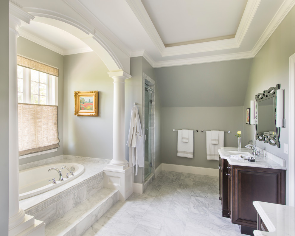Пример оригинального дизайна: ванная комната среднего размера в стиле неоклассика (современная классика) с серыми стенами, мраморным полом и серым полом