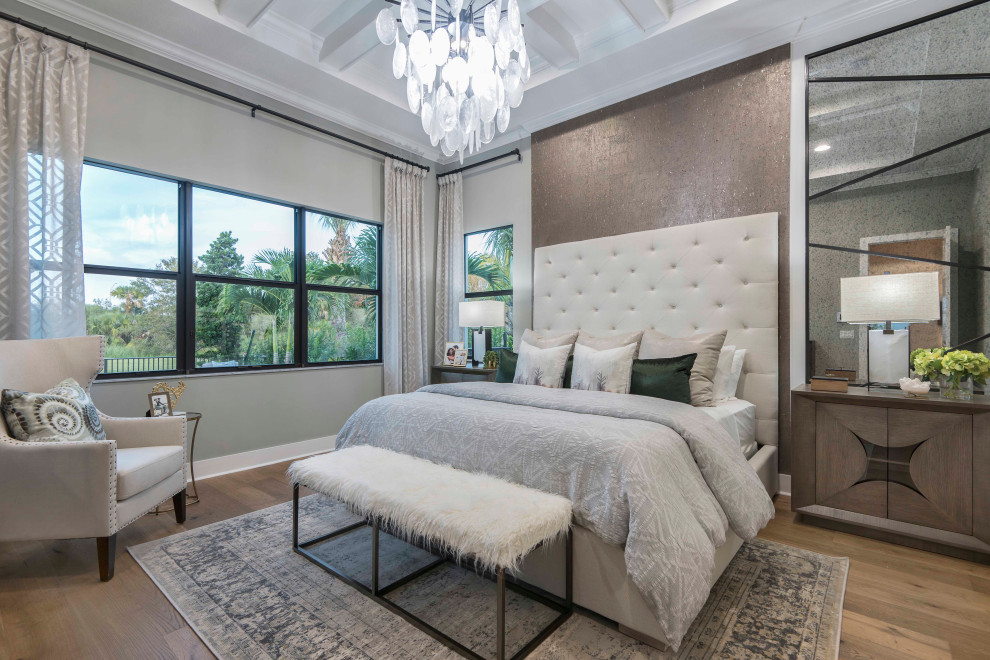 Immagine di una camera da letto chic con pareti beige, parquet chiaro, pavimento beige, soffitto a cassettoni e carta da parati