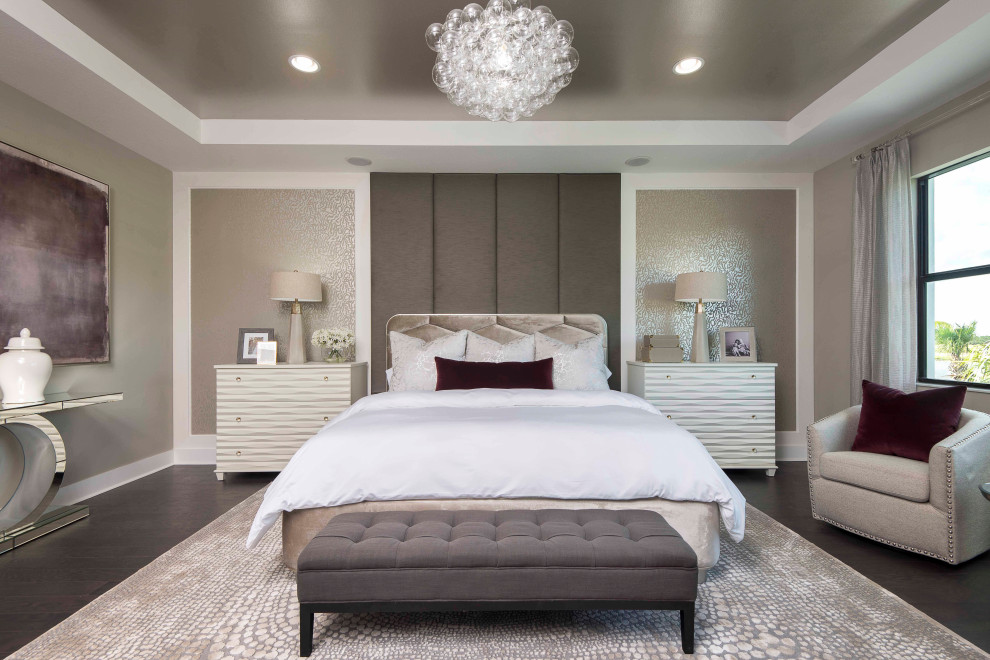 マイアミにある広いトランジショナルスタイルのおしゃれな主寝室 (ベージュの壁、濃色無垢フローリング、茶色い床、壁紙、アクセントウォール、ベージュの天井、グレーとクリーム色) のレイアウト