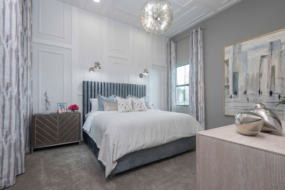 Aménagement d'une chambre contemporaine de taille moyenne avec un mur gris, un sol beige, un plafond en bois et du lambris.