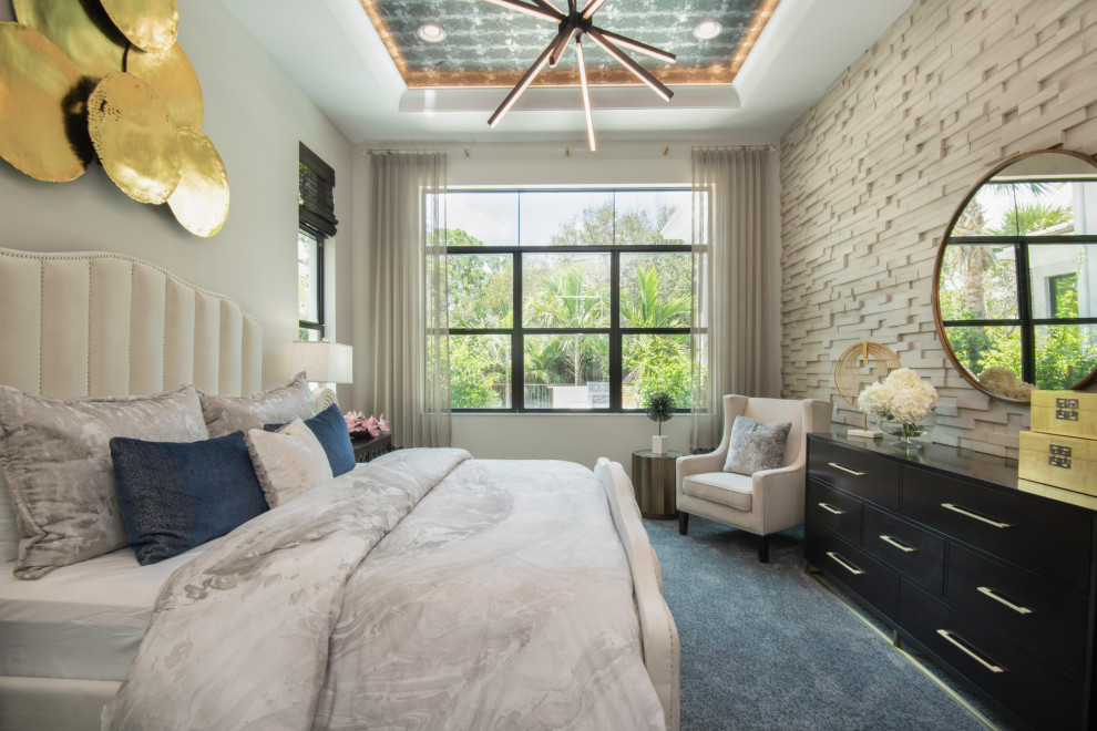 Modelo de dormitorio gris y beige y blanco tradicional renovado de tamaño medio con paredes blancas, moqueta y suelo azul