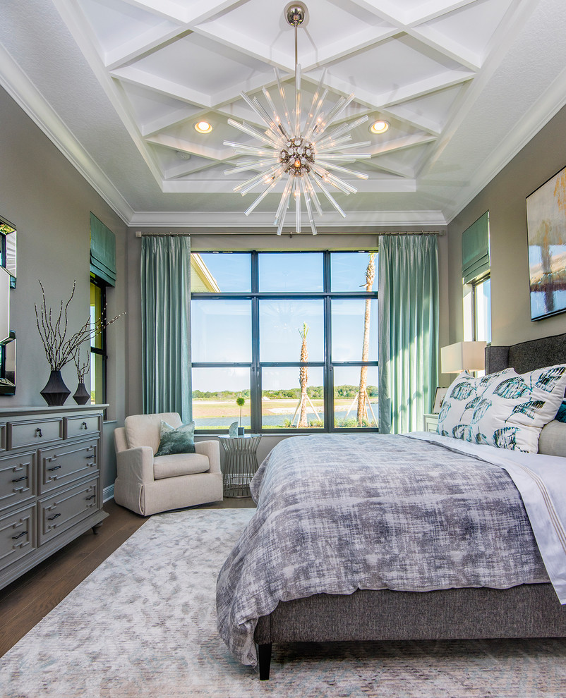 Großes Mid-Century Hauptschlafzimmer mit beiger Wandfarbe, hellem Holzboden, braunem Boden und eingelassener Decke in Tampa