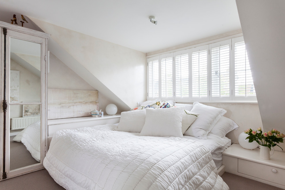 ロンドンにあるシャビーシック調のおしゃれな寝室 (白い壁、カーペット敷き)