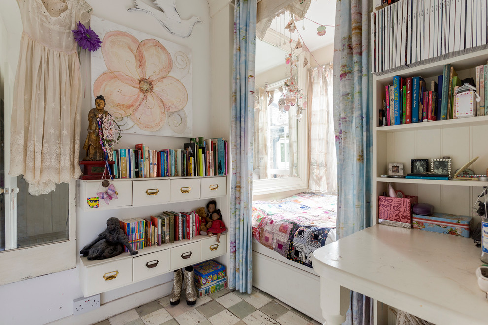 Shabby-Style Schlafzimmer mit weißer Wandfarbe und gebeiztem Holzboden in London