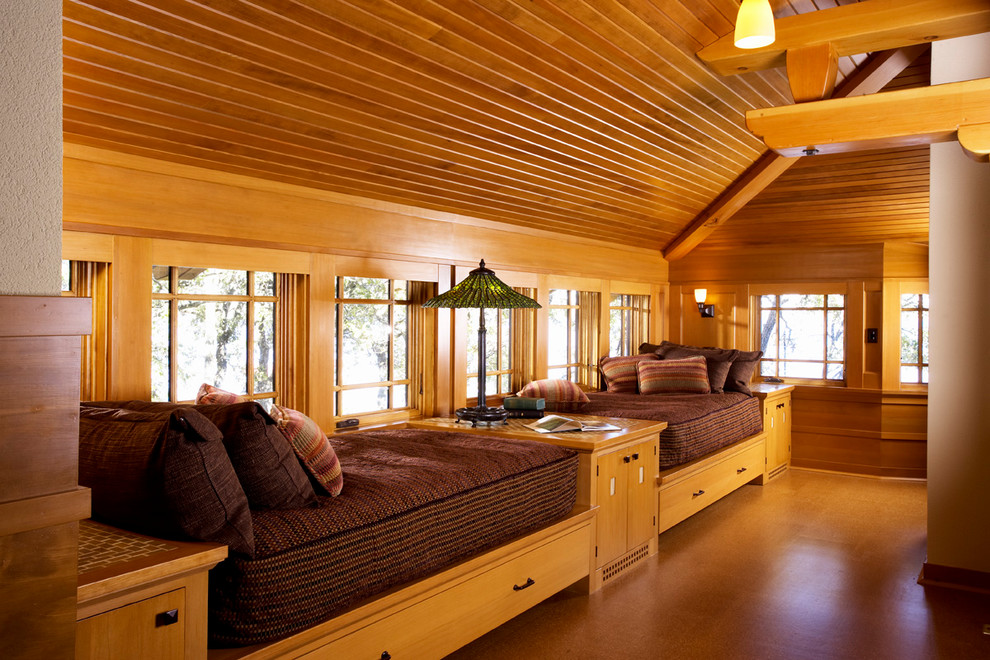 На фото: гостевая спальня (комната для гостей) в стиле кантри с коричневыми стенами